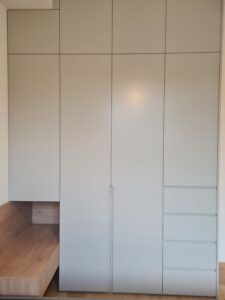 Шкаф возле кровати