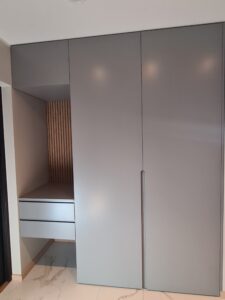 Шкаф с открытыми полками